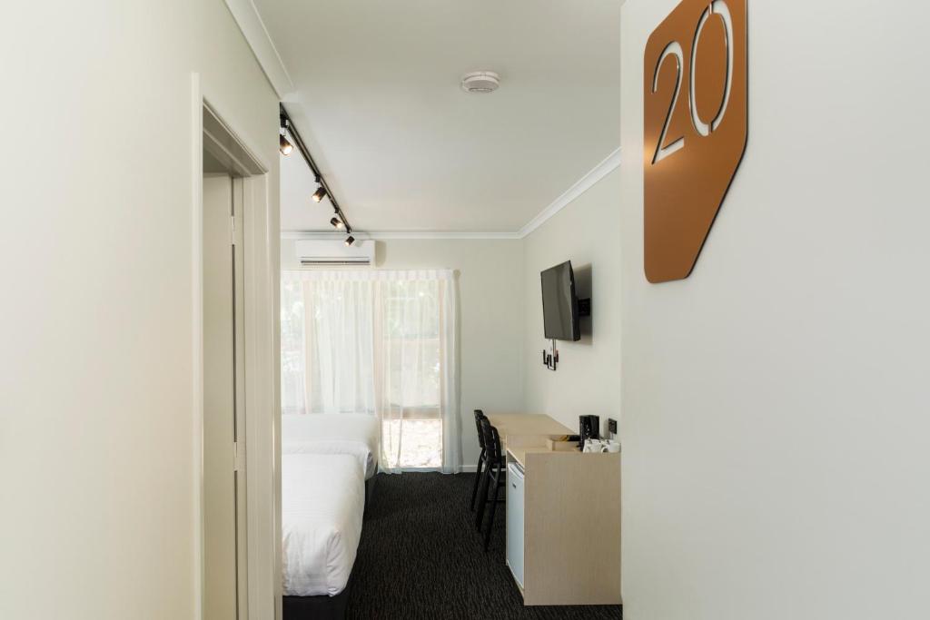 Nightcap At Balaclava Hotel - Resim 32