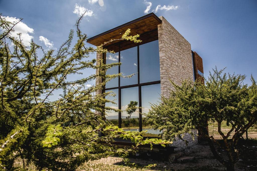 una casa con ventanas de cristal en un lateral en Mineral del Cielo en Mineral de Pozos