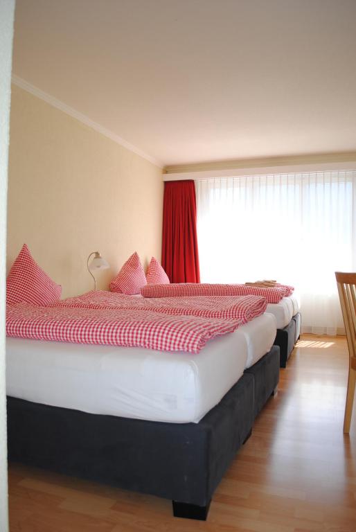 Postel nebo postele na pokoji v ubytování Hotel Weisses Kreuz