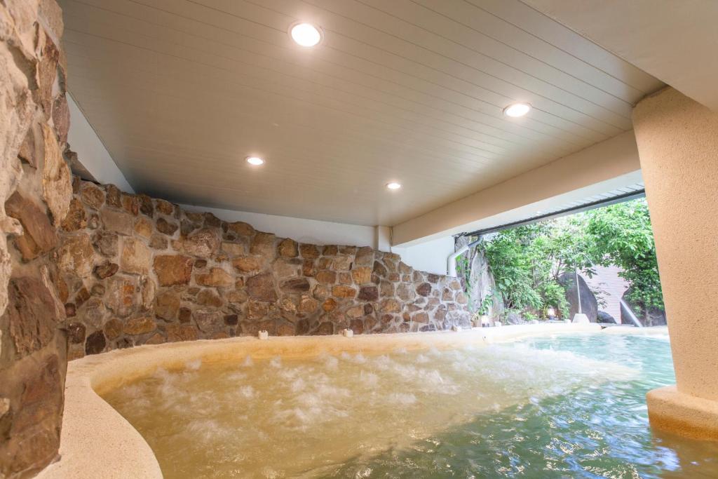 Bazén v ubytování Hua Ge Hot Spring Hotel nebo v jeho okolí