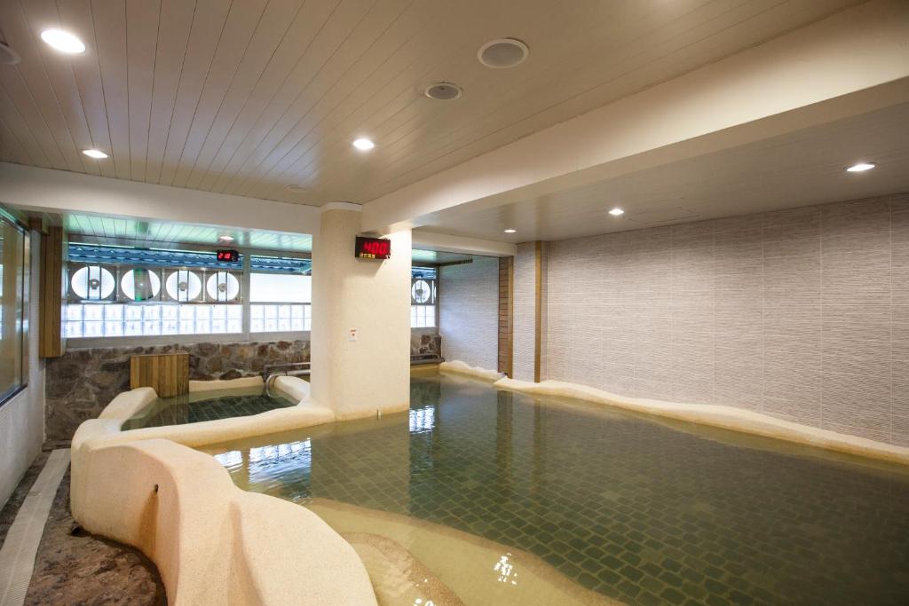 Bazén v ubytování Hua Ge Hot Spring Hotel nebo v jeho okolí
