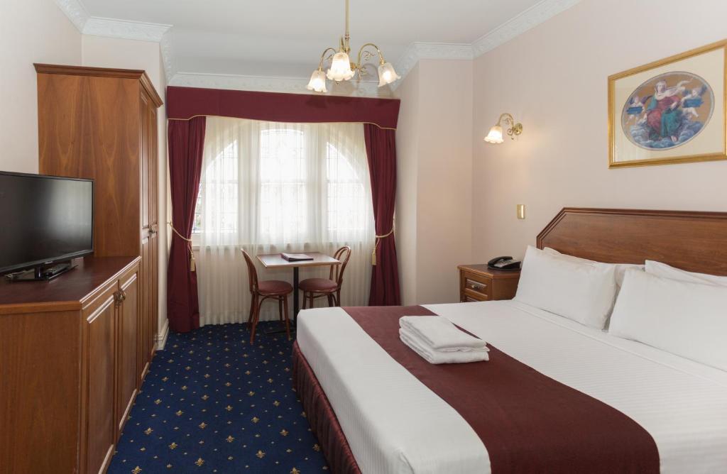 Postel nebo postele na pokoji v ubytování Palais Royale