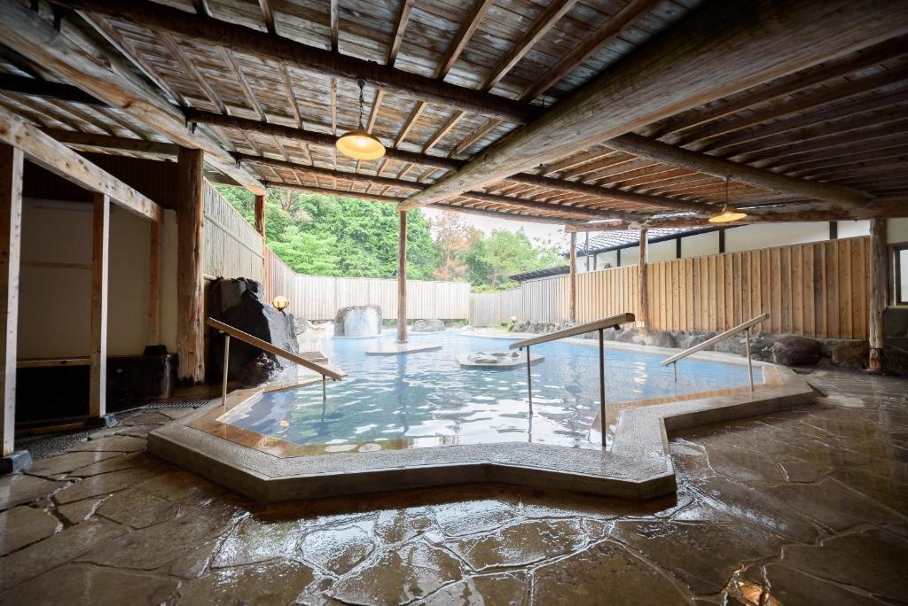 Bazén v ubytování Yufuin Onsen Tsukanoma nebo v jeho okolí