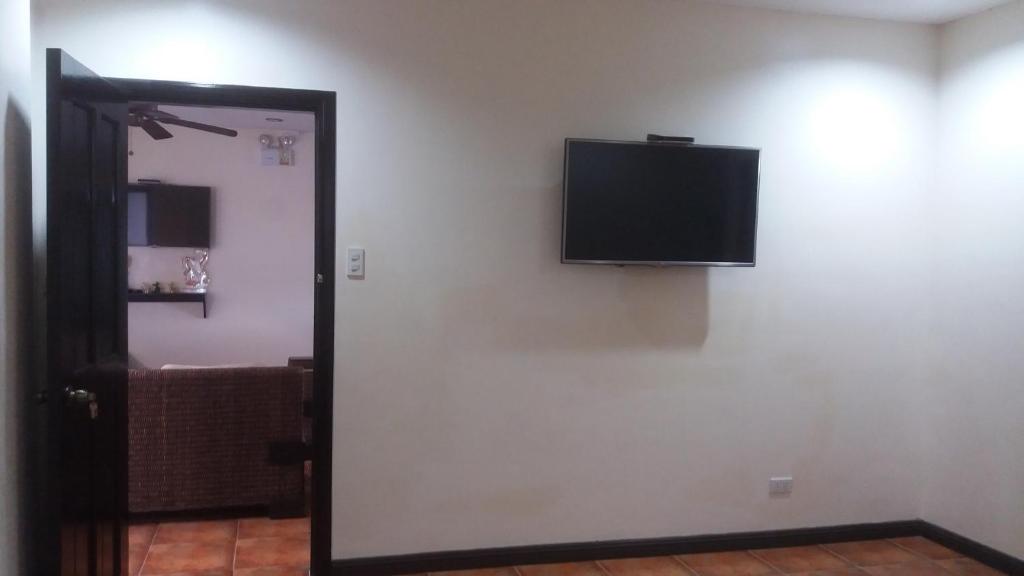 TV a/nebo společenská místnost v ubytování Boomerang Hotel