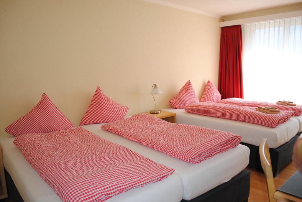 Postel nebo postele na pokoji v ubytování Hotel Weisses Kreuz