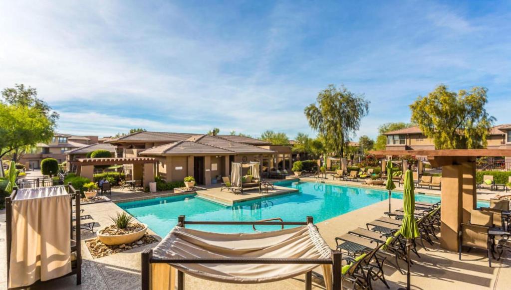 een afbeelding van een zwembad in een resort bij 5 Star Resort Living Grayhawk Scottsdale in Scottsdale