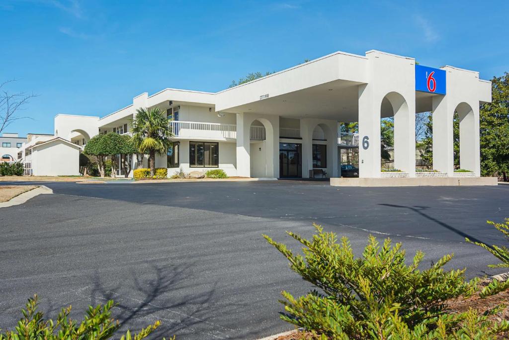 Motel 6-Newnan, GA - Housity