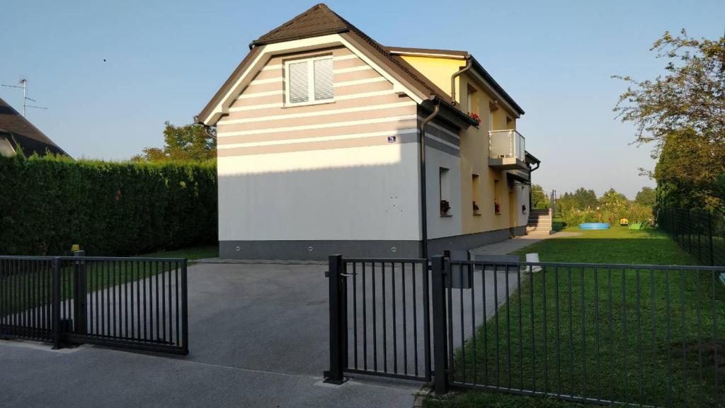 una pequeña casa con una valla delante de ella en Ana`s place, en Celje