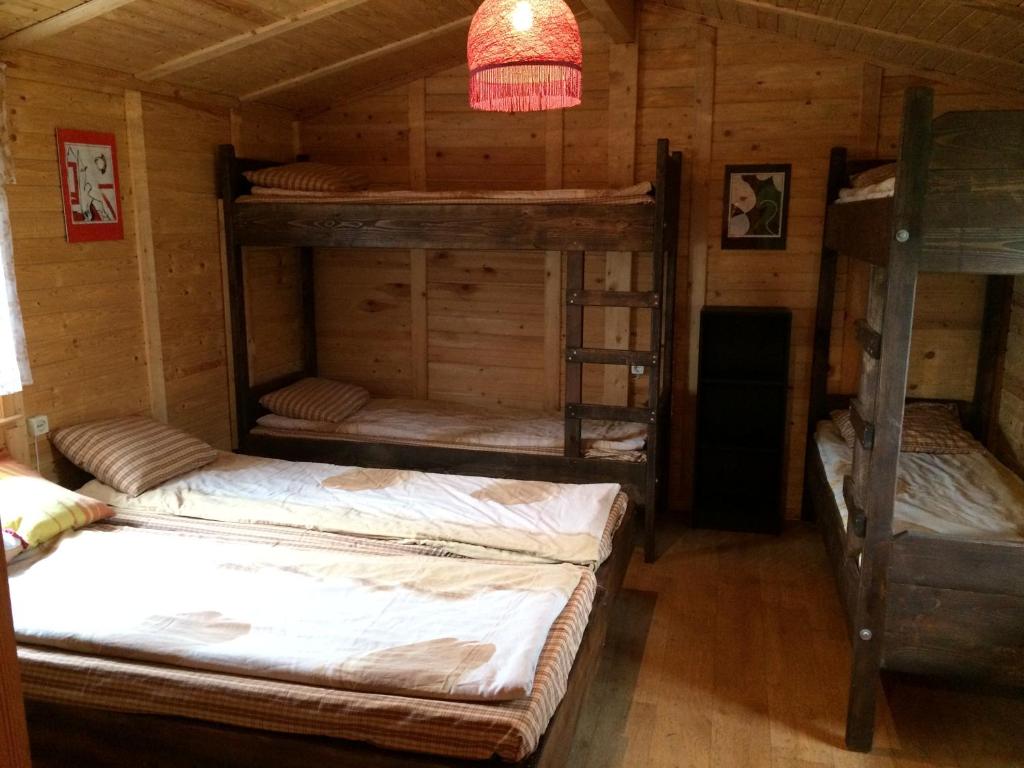 Habitación con literas en una cabaña en Līgatnes Zemturi en Augšlīgatne