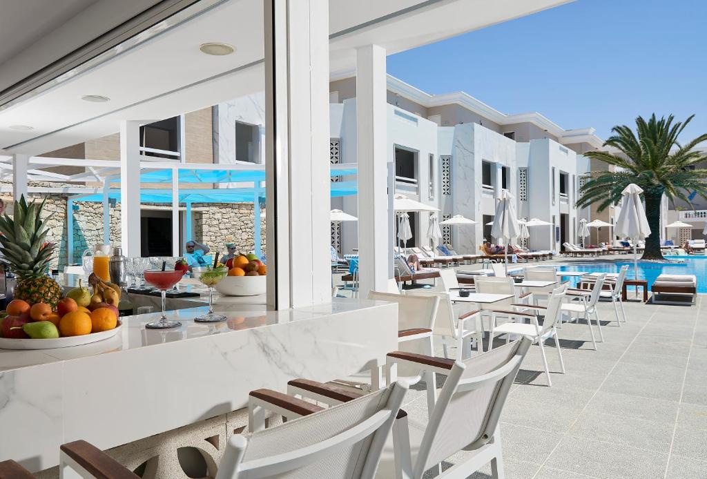 Bazén v ubytování Mythos Palace Resort & Spa nebo v jeho okolí