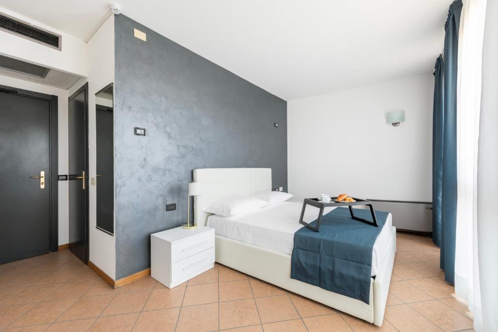 Postel nebo postele na pokoji v ubytování Lake Como Golf Hotel