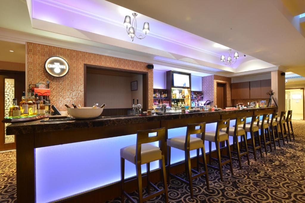 Lounge nebo bar v ubytování Ramada Plaza Chennai