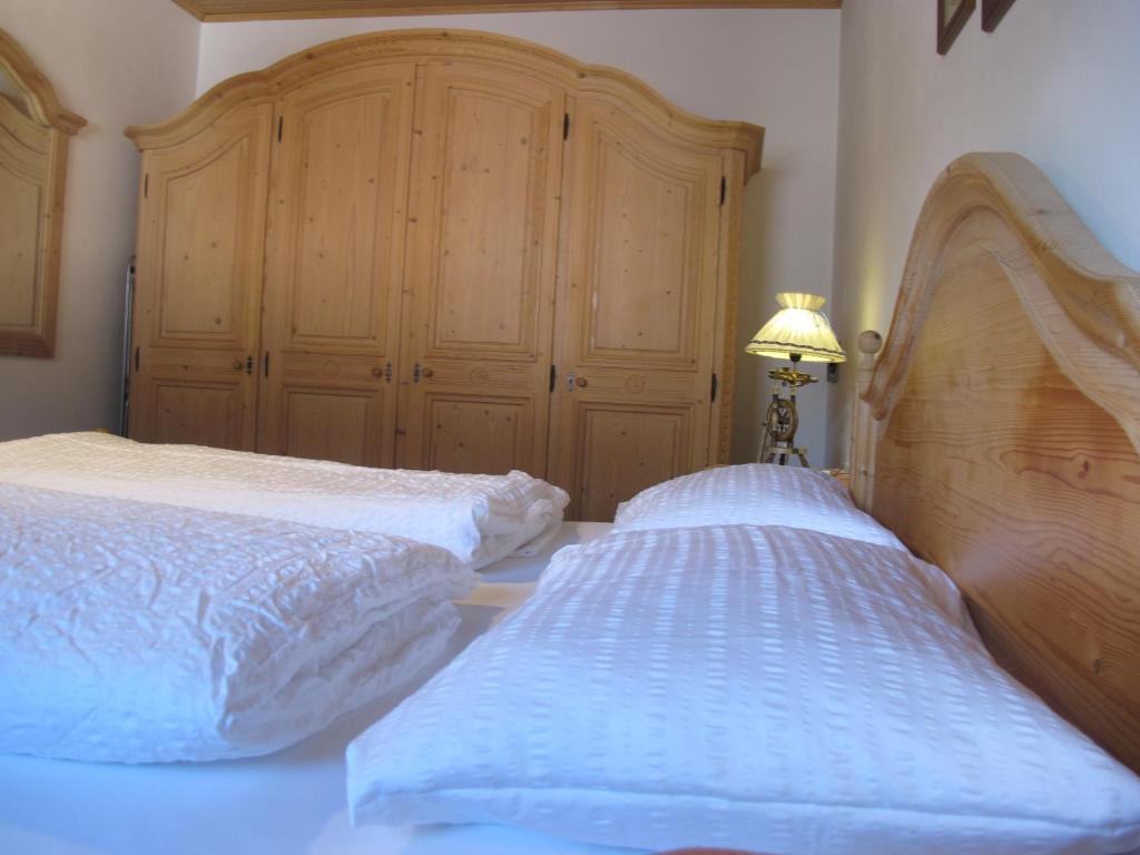 two beds sitting next to each other in a bedroom at Villa Ula Verda- Apartments Marianna in Santa Cristina Gherdëina