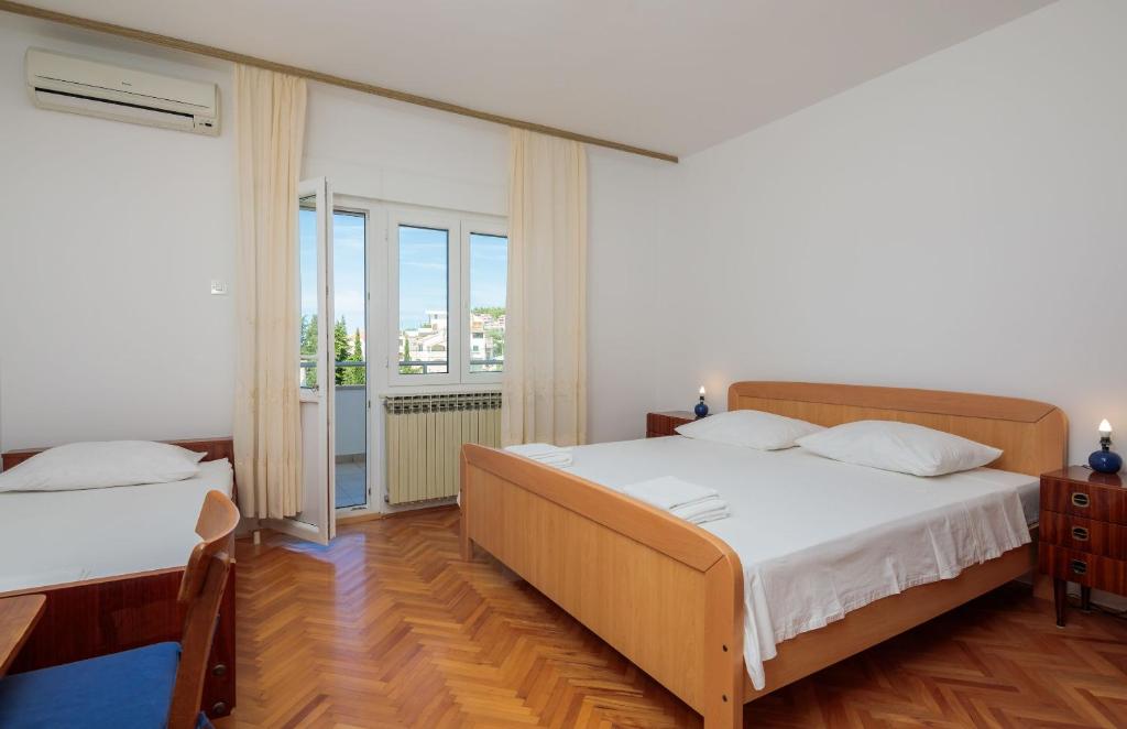 Posteľ alebo postele v izbe v ubytovaní Apartments and Rooms Denis