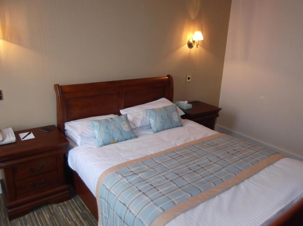 Postel nebo postele na pokoji v ubytování Arrochar Hotel 'A Bespoke Hotel'