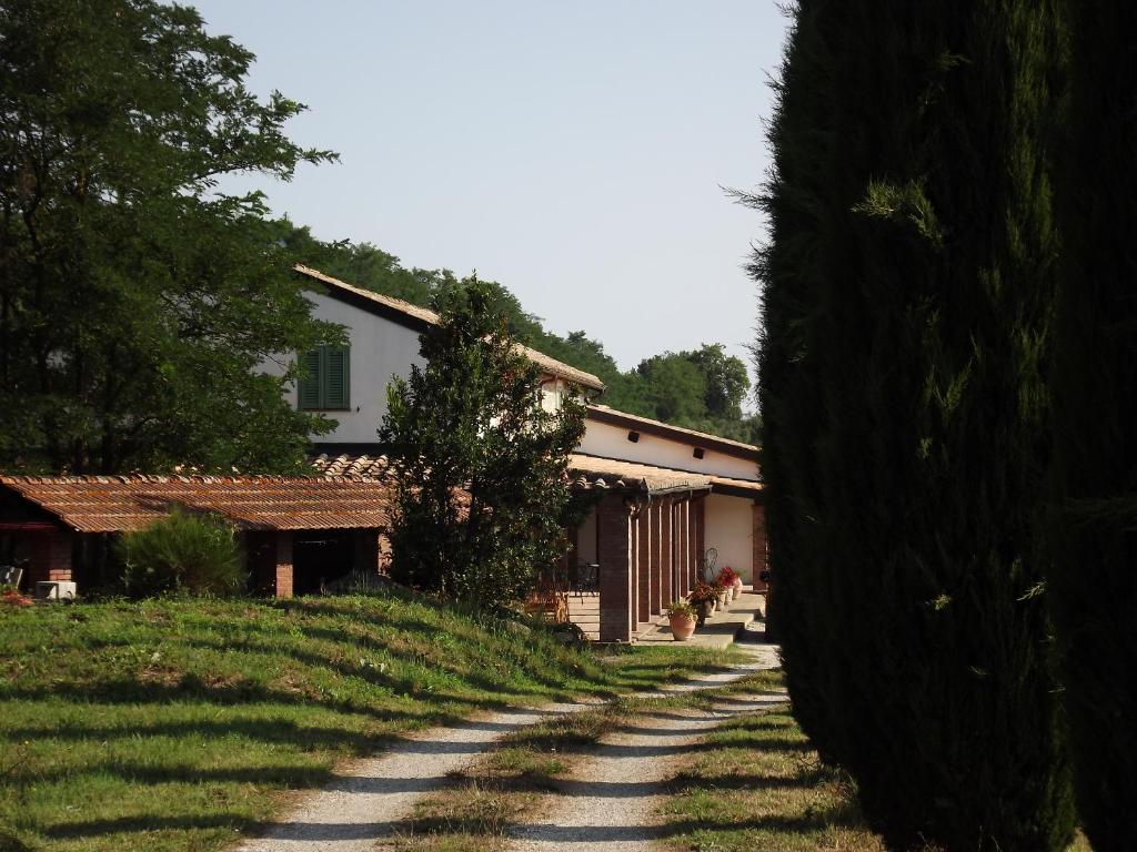 een weg die leidt naar een huis in een veld bij Casale Arcadia in Orvieto