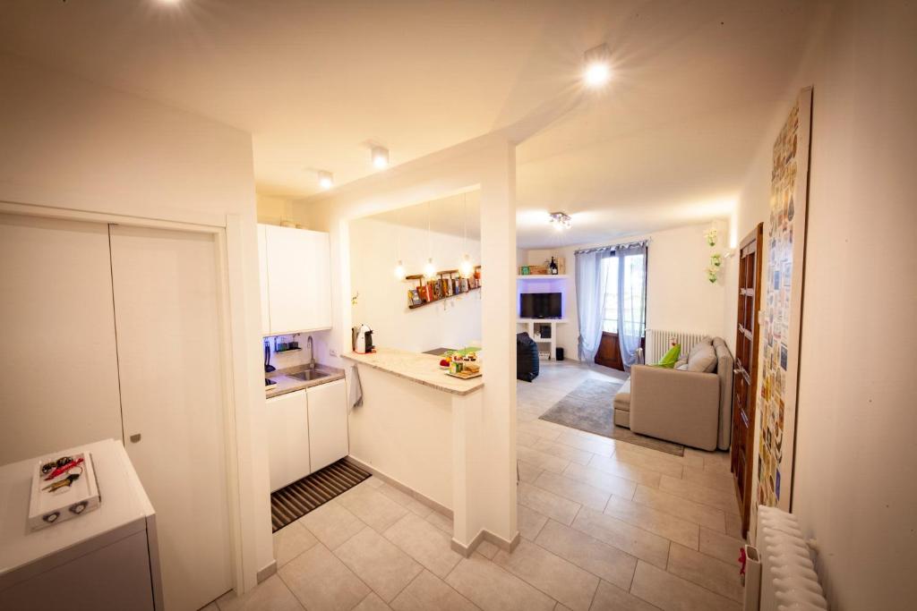 Cuasso Al MonteにあるVoi da Noi - Home Experienceのキッチン、リビングルームが備わります。
