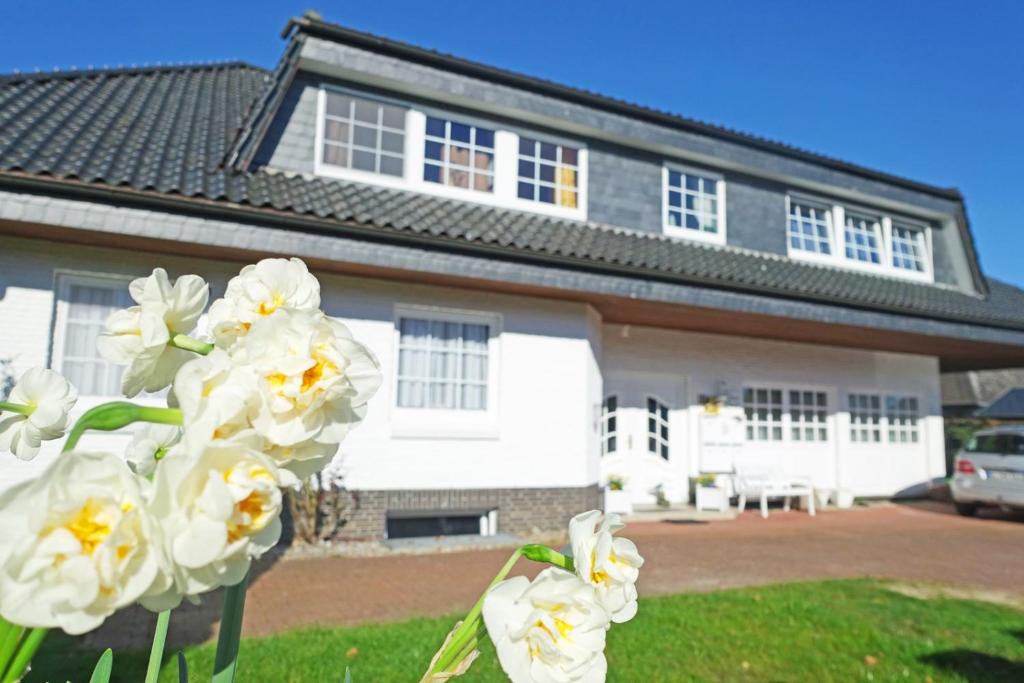 カッペルンにあるSeeschwalbeの白い花の家
