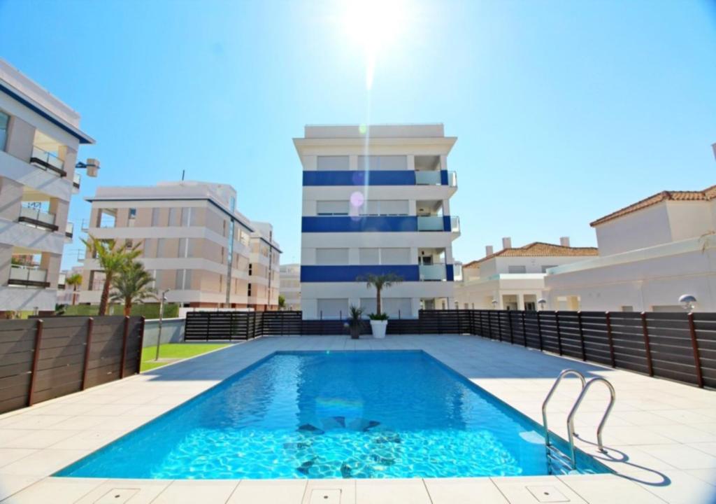 プレヤス・デ・オリフエラにあるNew Apartment La Zenia Beach & Golfの建物前のスイミングプール