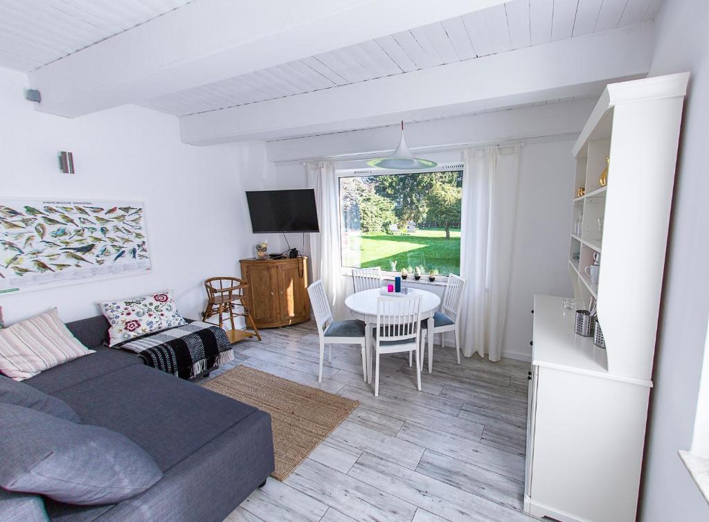 a living room with a couch and a table at Lotsenkoje in Cuxhaven