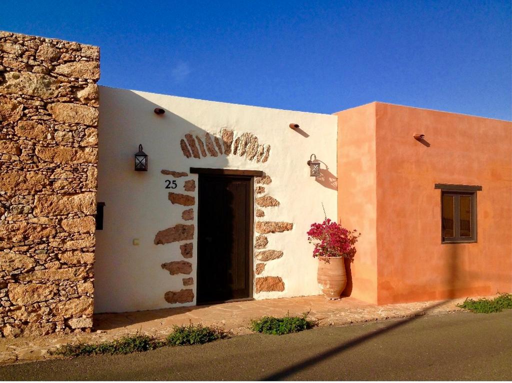 un edificio bianco e arancione con una porta di Casa yeya a Tiscamanita