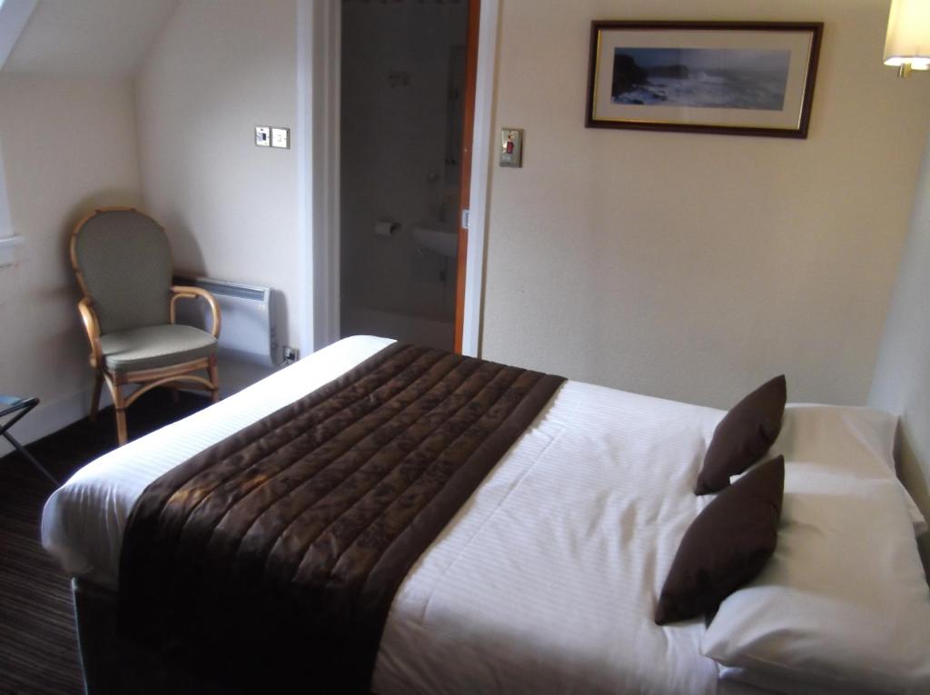 Postel nebo postele na pokoji v ubytování Arrochar Hotel 'A Bespoke Hotel'