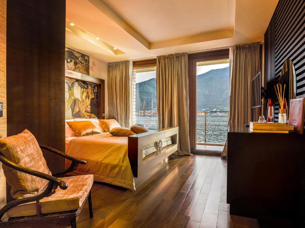 Nespecifikovaný výhled na hory nebo výhled na hory při pohledu z hotelu