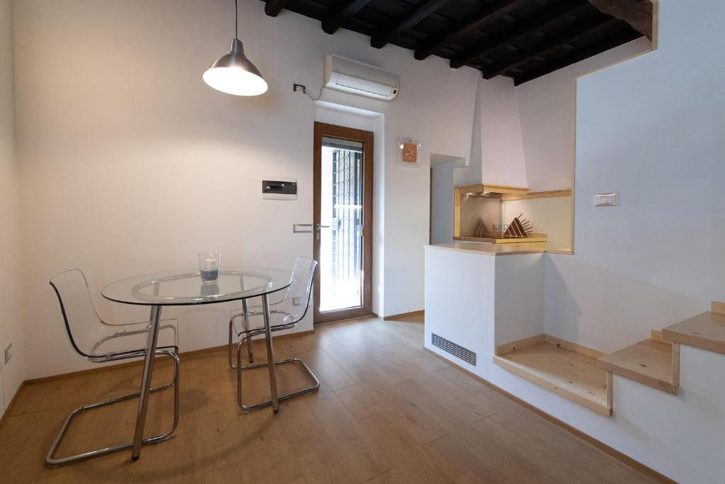 cocina y comedor con mesa y sillas en San Clemente Holiday House, en Bracciano