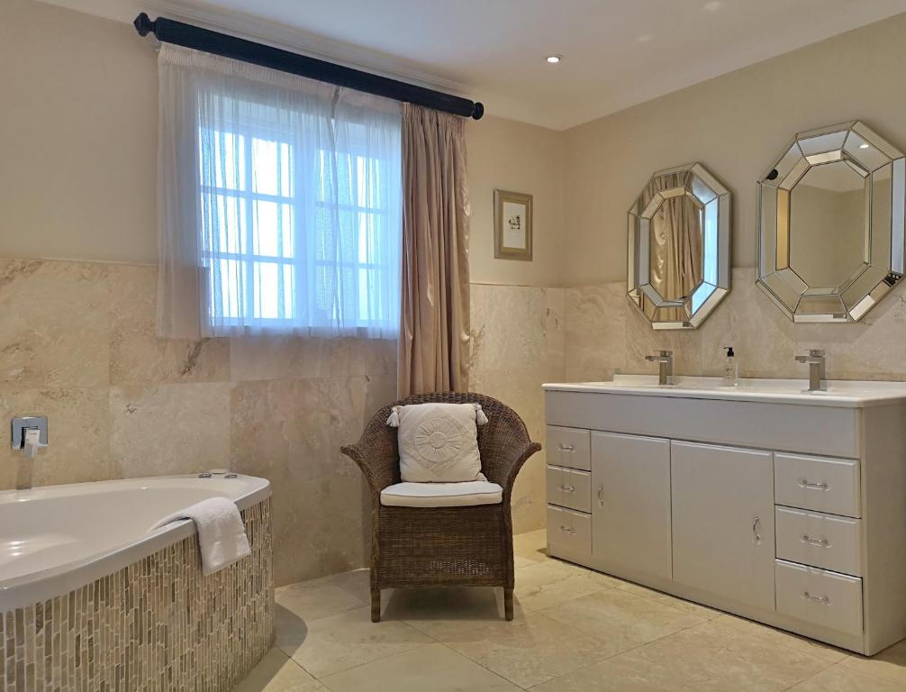 Ett badrum på Val d'Or Estate