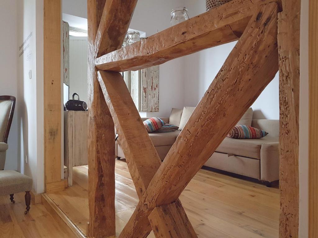 un arco de madera en una sala de estar con sofá en The Blue House - As Portuguesas, en Lisboa