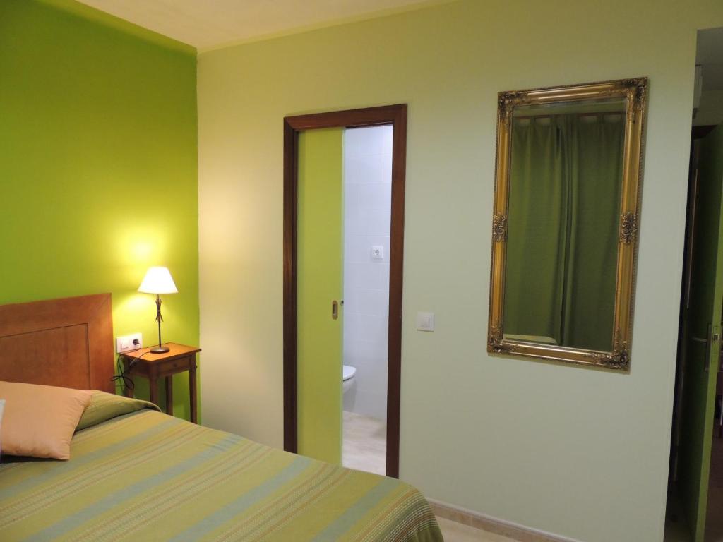 Postel nebo postele na pokoji v ubytování Hostal Can Massot