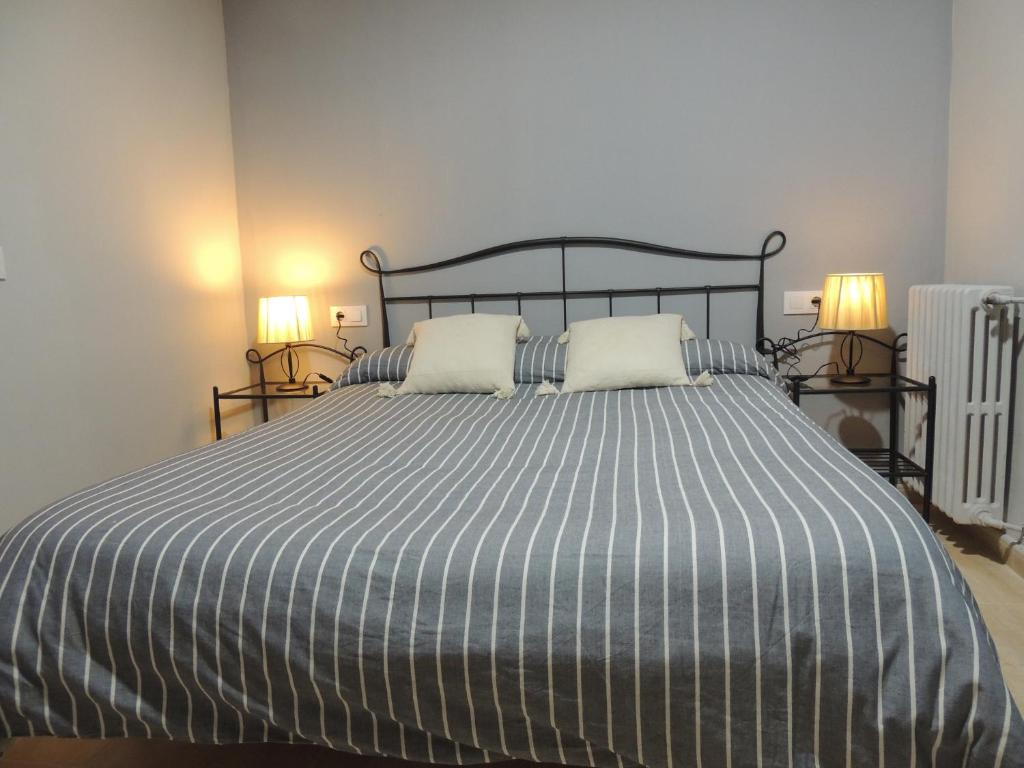 Postel nebo postele na pokoji v ubytování Hostal Can Massot
