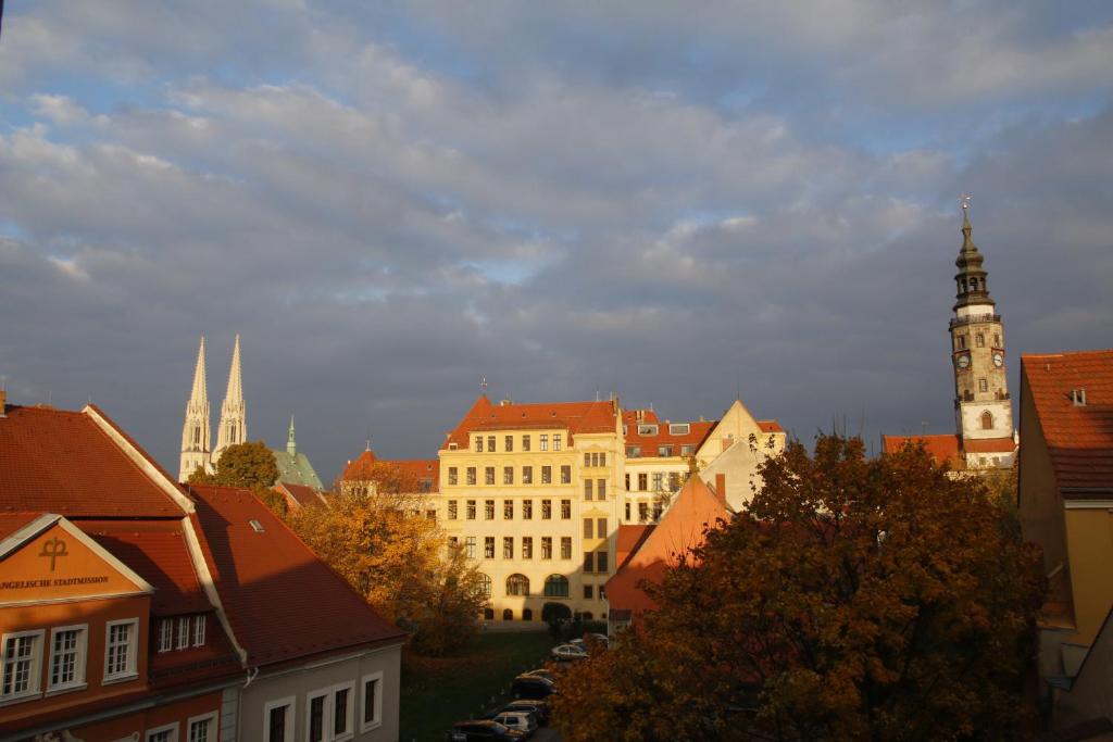 ゲルリッツにあるHotel Zum Klötzelmönchの時計塔と建物のある街の景色