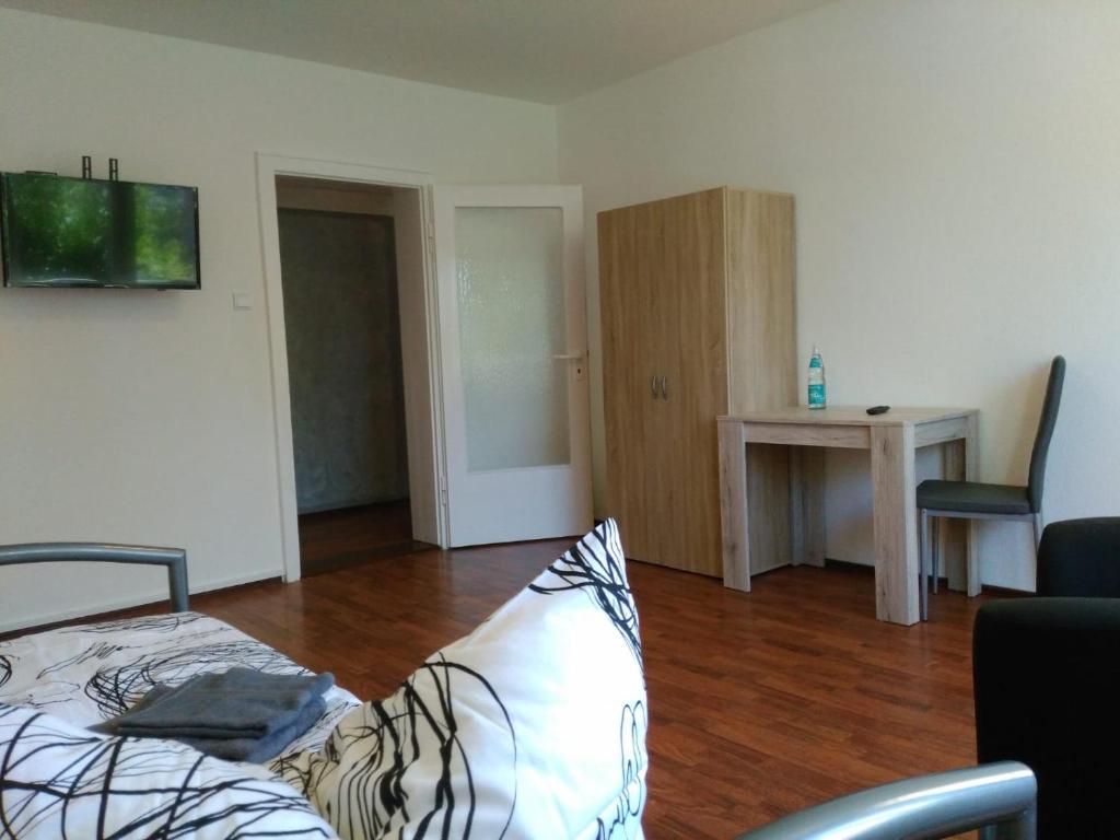 Sala de estar con cama y mesa en Ferienwohnung Duderstadt, en Duderstadt