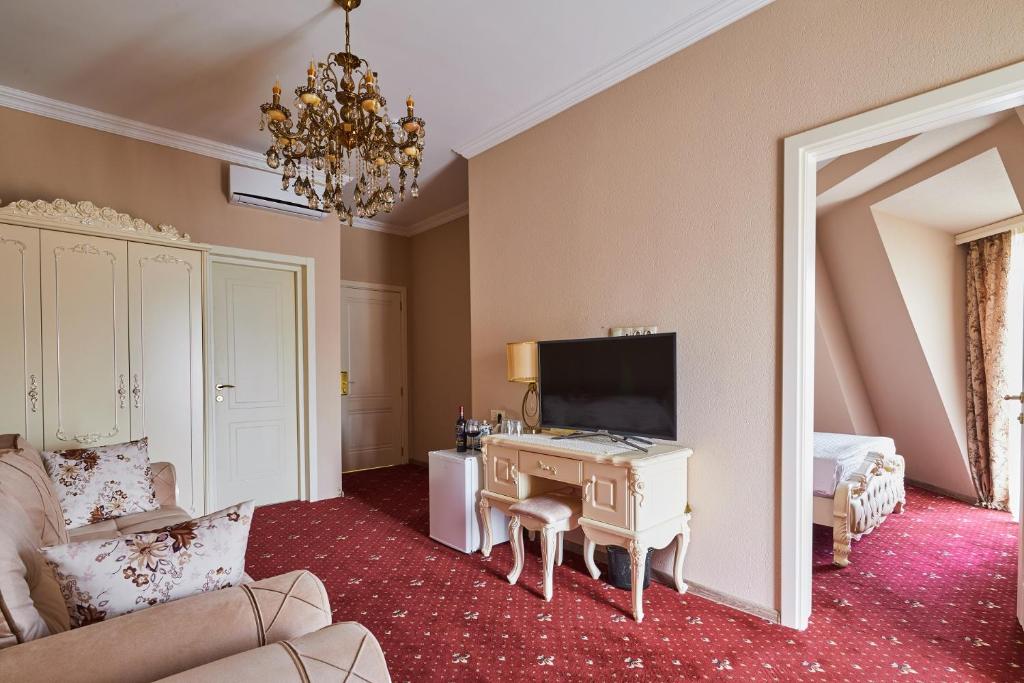 TV a/nebo společenská místnost v ubytování Hotel Pushkin