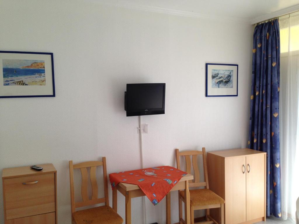 TV a/nebo společenská místnost v ubytování Kosztolányi Apartmanház
