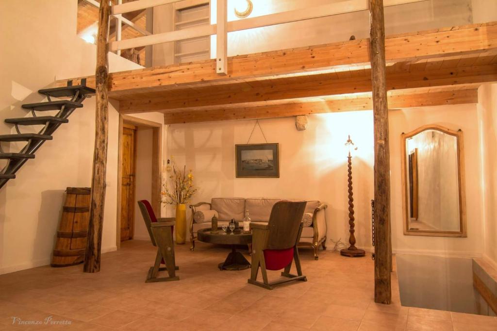 - un salon avec une table et des chaises dans l'établissement L' Alcova Del Conte, à Dragoni