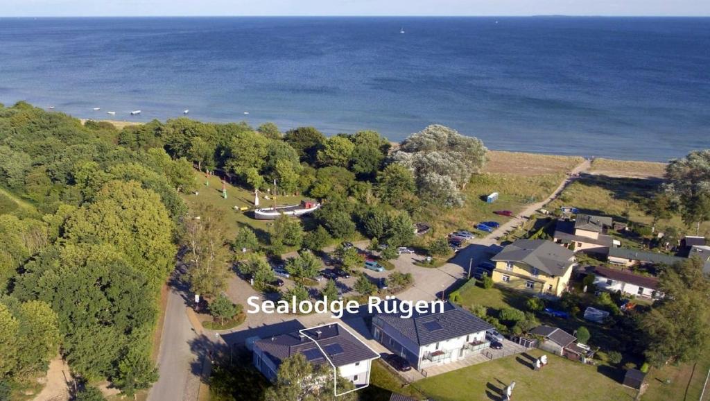 eine Luftansicht eines Hauses neben dem Meer in der Unterkunft strandnahes Haus mit Meerblick, gratis Nutzung vom AHOI Erlebnisbad und Sauna in Sellin - Sealodge Rügen in Göhren
