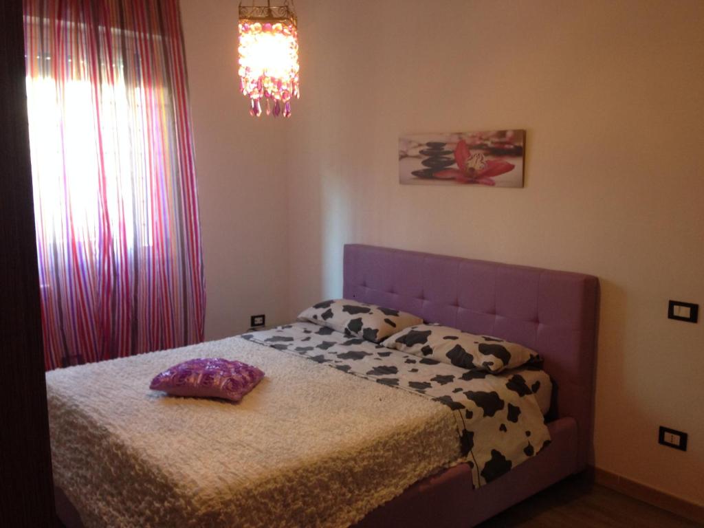 una camera da letto con un letto con un cuscino sopra di Stardust Home a Palermo