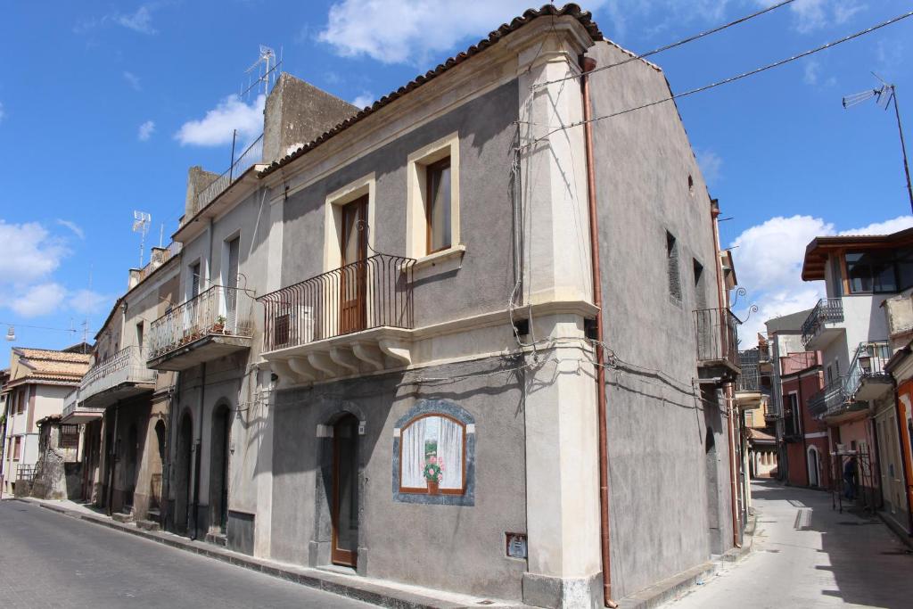 an old building on the side of a street at Al Maratoneta in Linguaglossa