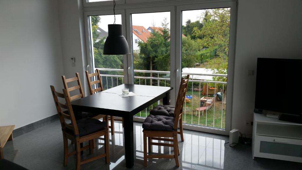 comedor con mesa, sillas y ventana en Apartment near Frankfurt, fantastic view!, en Usingen