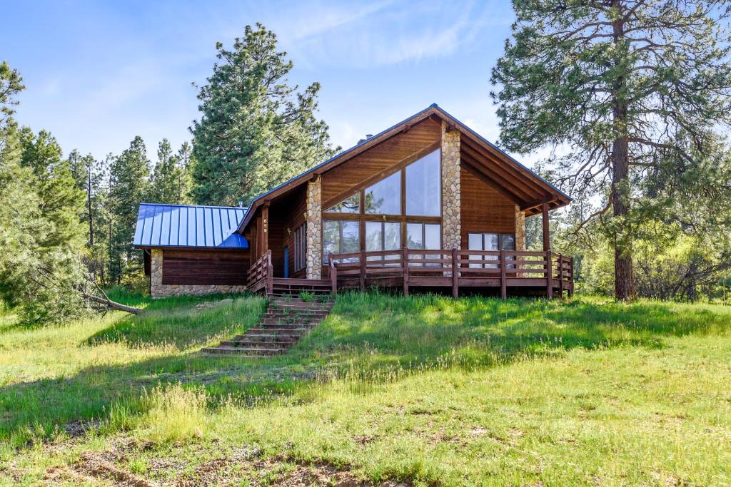 einem Blockhaus in der Mitte eines Feldes in der Unterkunft Wren Ridge in Pagosa Springs