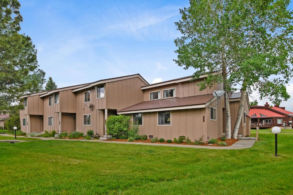 un gran edificio de apartamentos con césped en Pines 4048, en Pagosa Springs