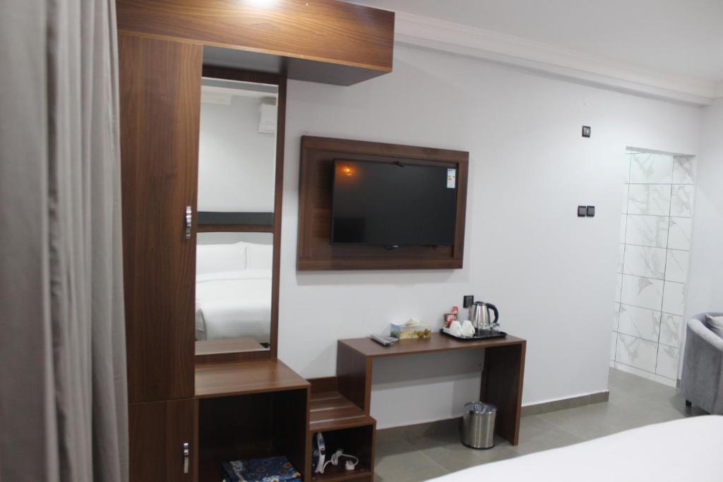 Postel nebo postele na pokoji v ubytování MY HOTEL Nizwa Residence Hotel Apartments نزوى ريزيدنس للشقق الفندقيه