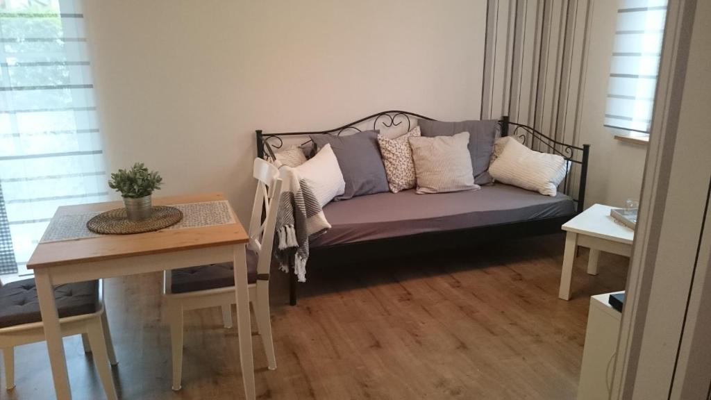 ein Sofa mit Kissen darauf im Wohnzimmer in der Unterkunft Wohnung im Schwedenhaus in Bad Laasphe