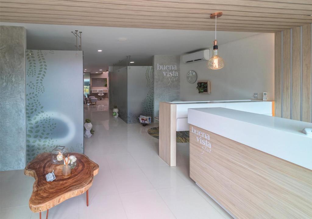 una cucina con bancone e tavolo in una stanza di Hotel Buena Vista a Bucaramanga