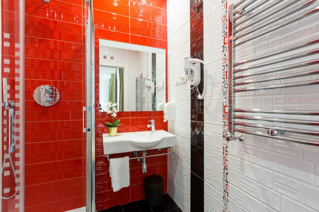 A bathroom at Hostal Sol Square Madrid