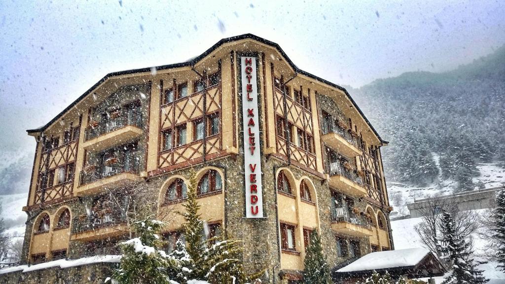 Nespecifikovaný výhled na hory nebo výhled na hory při pohledu z hotelu