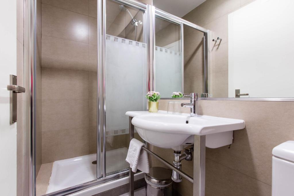 A bathroom at Hostal Sol Square Madrid