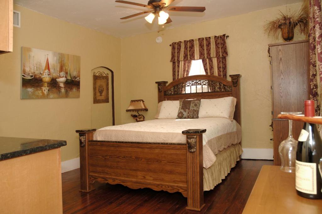 - une chambre avec un lit et un ventilateur de plafond dans l'établissement Charming Historic Downtown Apartment, à Saint Augustine